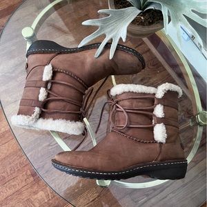 UGG Leather Winter ankle Boots brown boho chic 
Weather resistant sherpa lined
